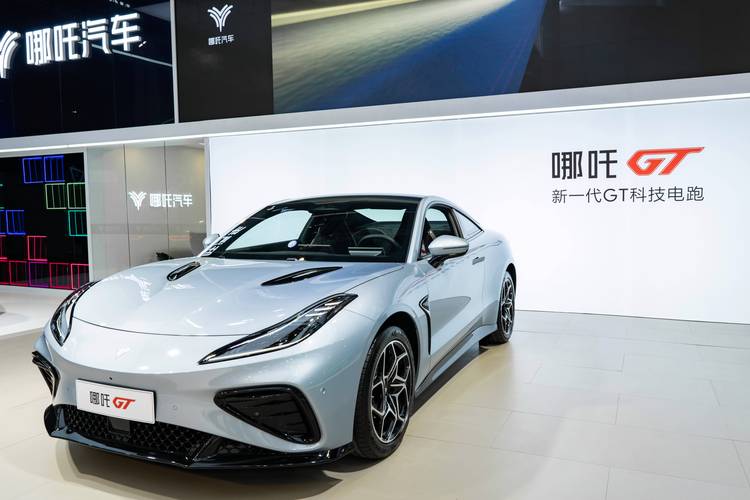 成都322哪吒汽车在智能汽车领域的表现，领途汽车在新能源汽车市场中的影响力